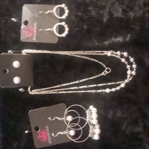 2 necklaces 3 sets of earings paparazzi.